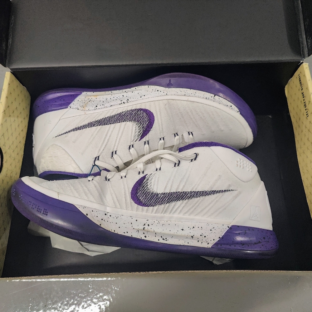 KOBE A.D. MID: WHITE COURT PURPLE